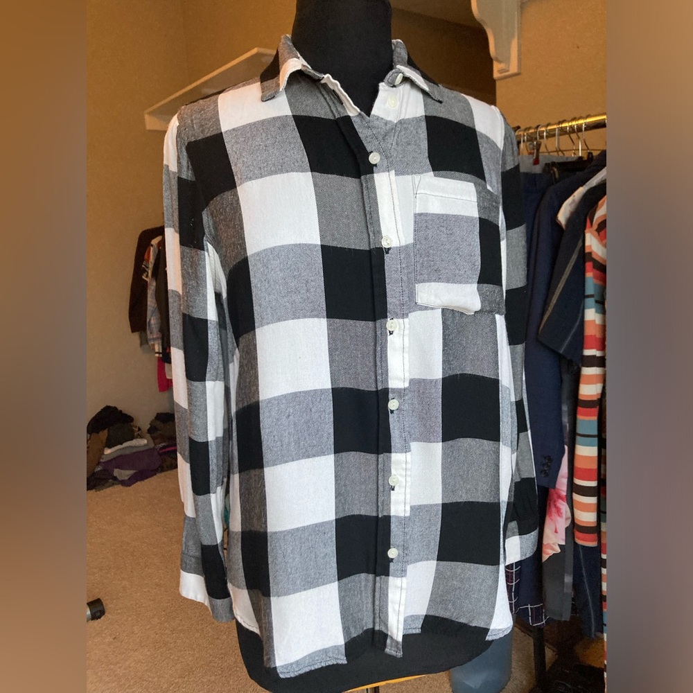 H&M black and white buffalo plaid long sleeve button down, size 4